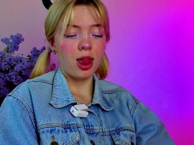 Melinakittyy live cam on BongaCams