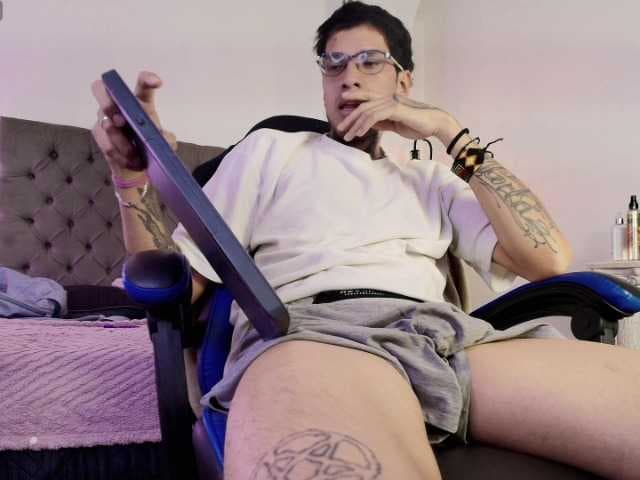 TojiZenni live cam on BongaCams