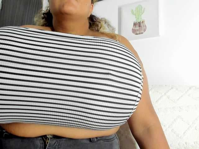 Bigmom-22 live cam on BongaCams
