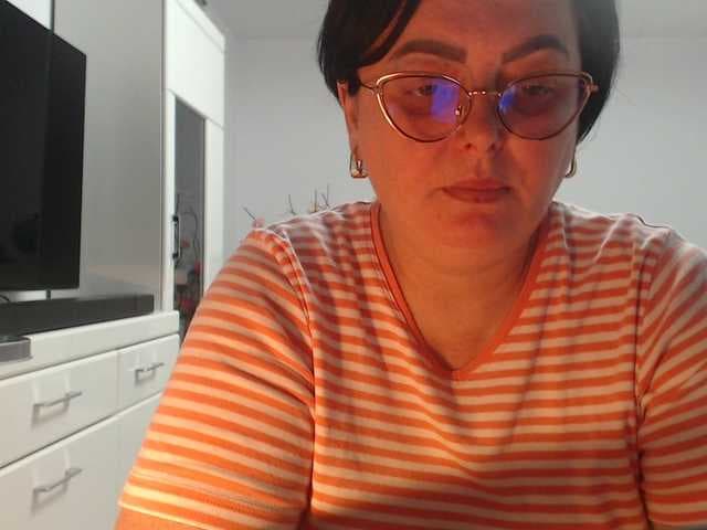 Emyllywhite live cam