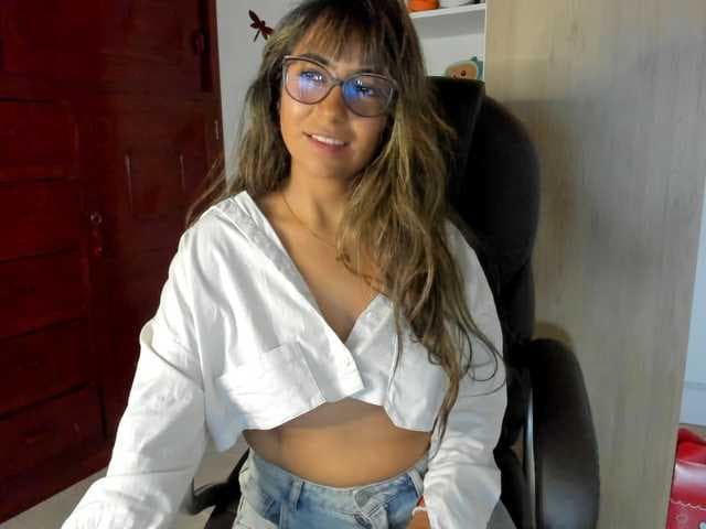 Isabella221 live cam