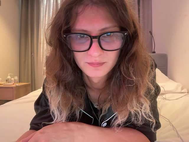 AlicePinkhead live cam