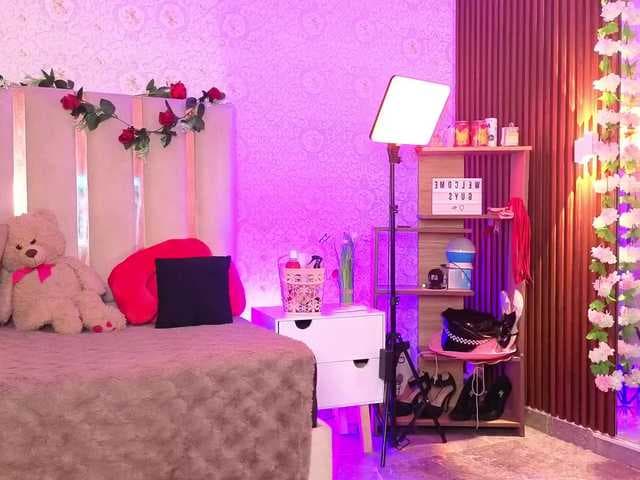 Daphnne-tay live cam