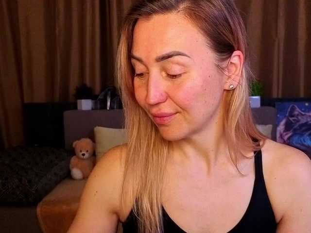 Jullyblondkiss live cam on BongaCams