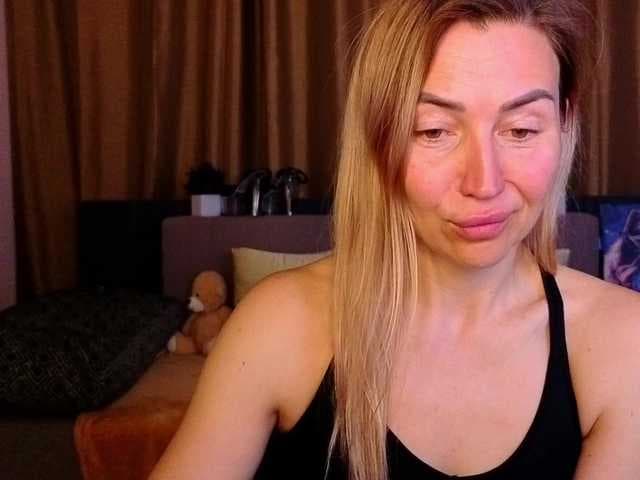 Jullyblondkiss live cam