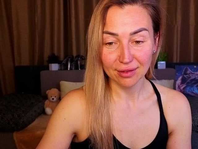 Jullyblondkiss live cam