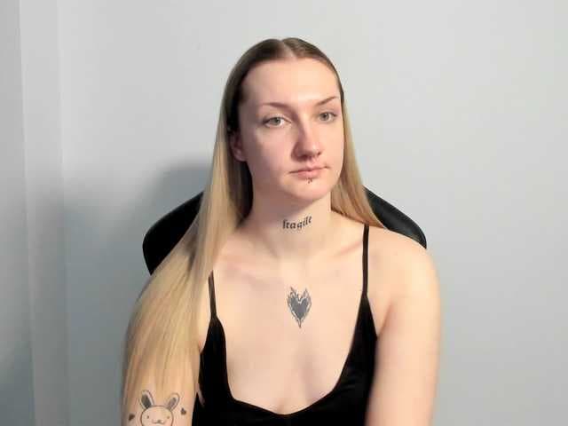 AlexaKisses live cam