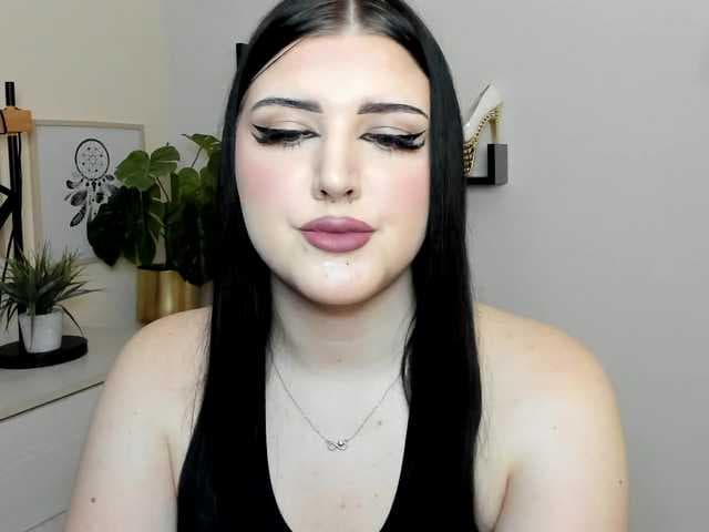 Miabrunette22 live cam