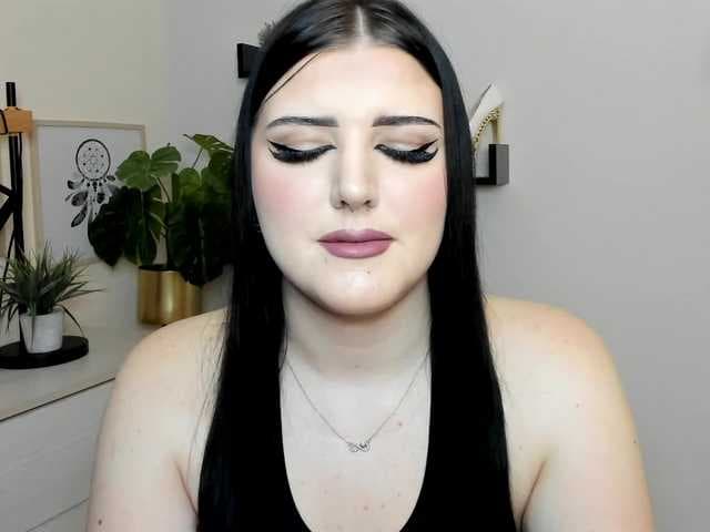 Miabrunette22 live cam