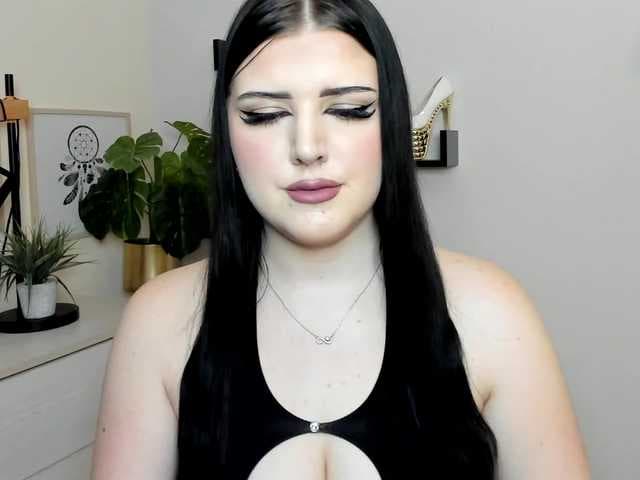 Miabrunette22 live cam