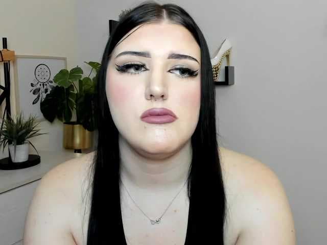 Miabrunette22 live cam