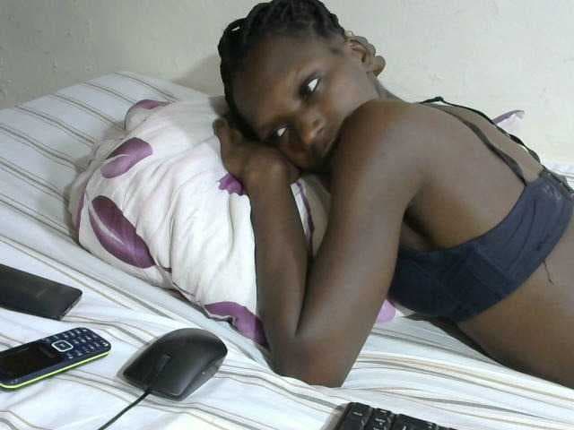 PrettyOne1 live cam on BongaCams