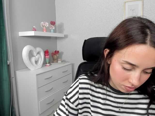 adeleLive live cam on BongaCams