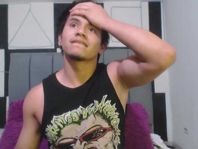 adonislatin19 live cam