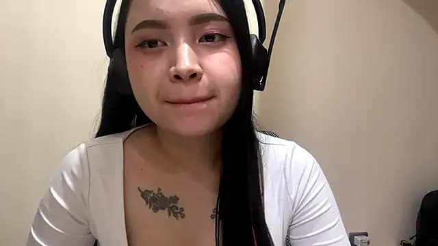 JuleneGowins live cam on Stripchat