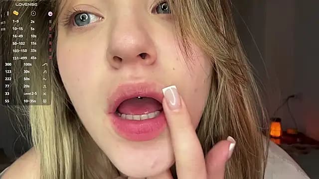 1Kellynaive live cam