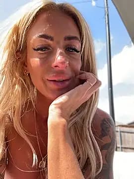 blondiluvsanal live cam on Stripchat
