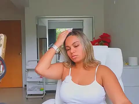 diosadeluniverso live cam on Stripchat