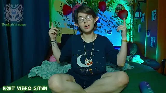 TrickyKitsune live cam on Stripchat
