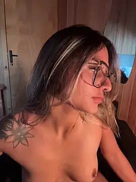 AliceStone19 live cam on Stripchat