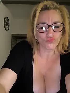 Fifi83Bell live cam on Stripchat