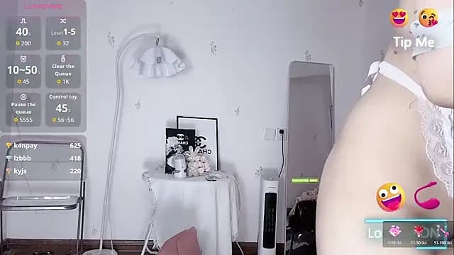 momo-5952 live cam on Stripchat