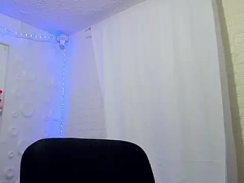 emilyhot2025 live cam