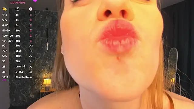 OdellaFrake live cam on Stripchat