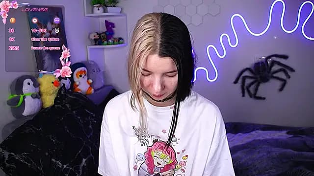 Emmie_shy live cam on Stripchat