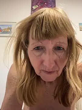 MatureKim live cam on Stripchat