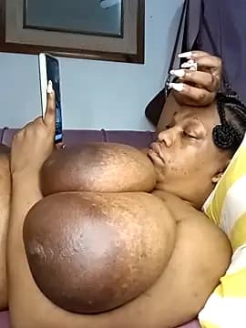 HappygalTheQueen live cam on Stripchat