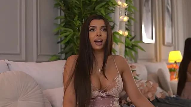 NicoleCellini live cam