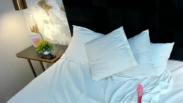 nicole_croft live cam on Stripchat