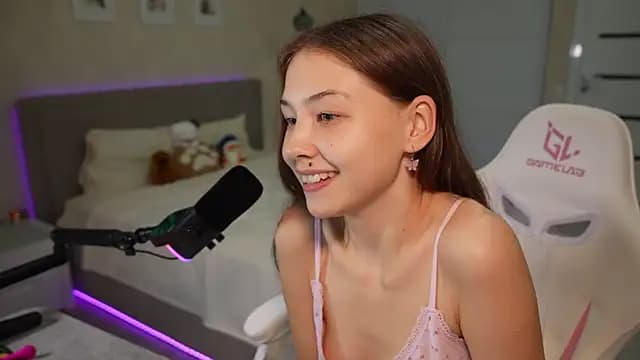 luna_young live cam on Stripchat