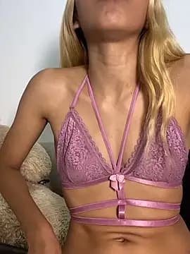 Kyliegolden live cam on Stripchat