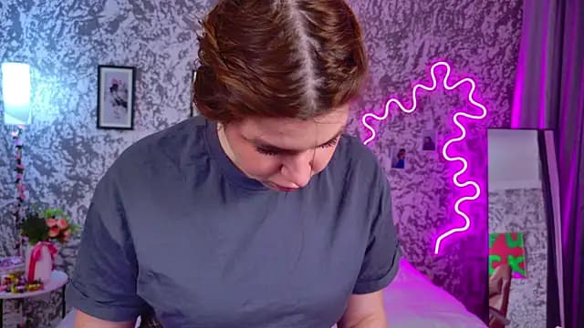 moneyforPeaches live cam on Stripchat