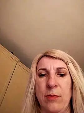 AhlyssaLove1155 live cam on Stripchat