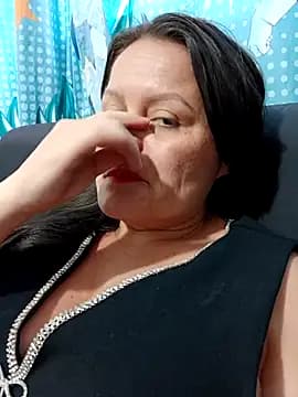 Luciannalopezhot live cam on Stripchat