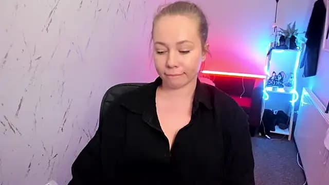 holly_xglam live cam on Stripchat