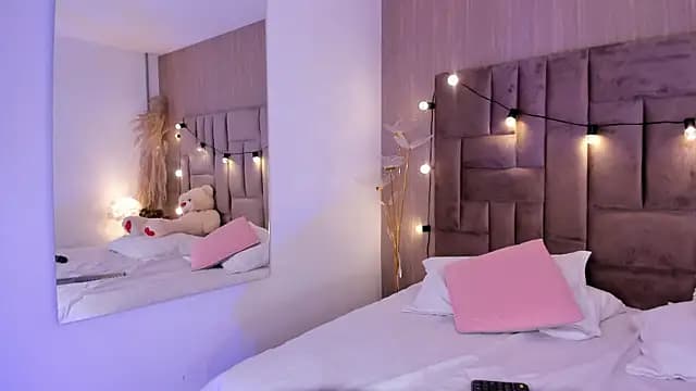 MiiaGreys live cam on Stripchat