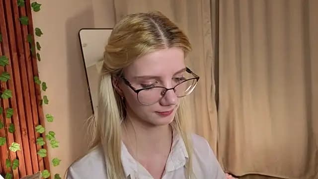 M1aForever live cam on Stripchat