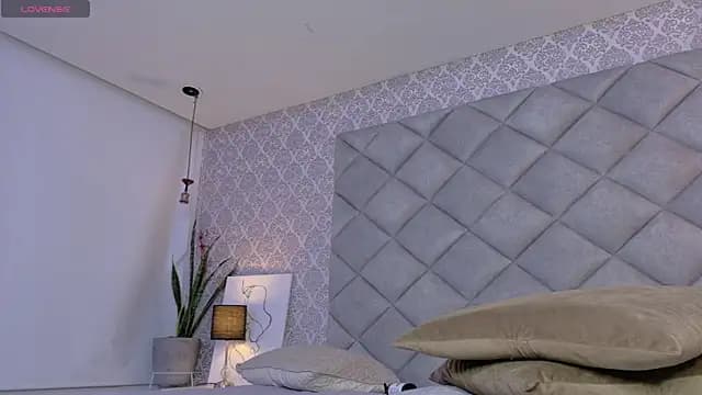 Yara_Shinne live cam on Stripchat