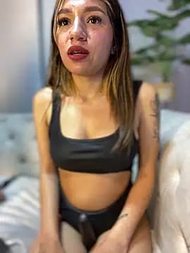 Isabella18_pink live cam on Stripchat