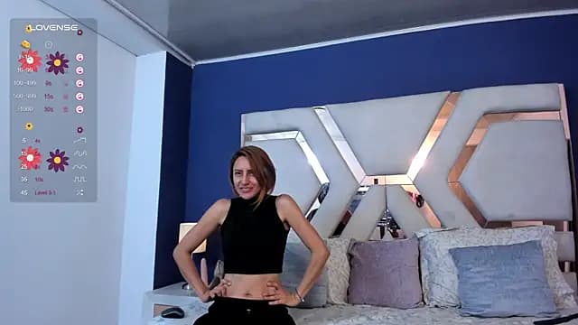Sara_Evaanns live cam on Stripchat
