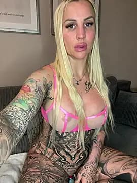 CoraDiamond live cam on Stripchat