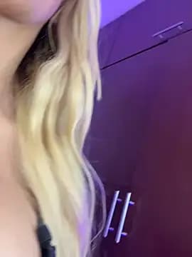 Dahnia_cruz live cam on Stripchat