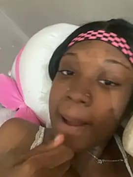 HennessyBaby21 live cam on Stripchat