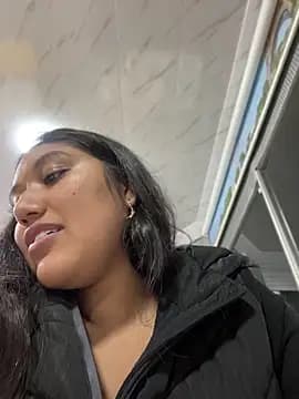 SharaRous live cam on Stripchat