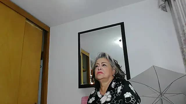 yoyiz_love live cam on Stripchat