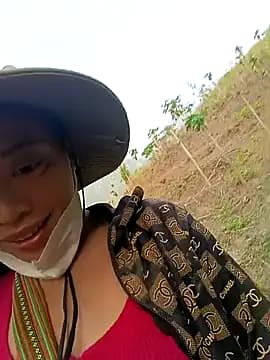 llomayy-love live cam on Stripchat